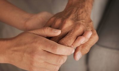 Holding hands | More Americans Are Choosing to Die at Home Rather than in Hospitals | Featured