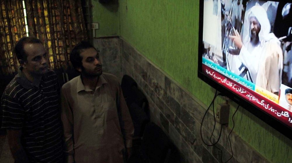 People in Pakistan watching news | Trump says U.S. Operation Killed al-Qaida Leader in Yemen | Featured