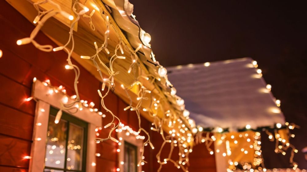 house full of christmas lights | Americans Rehang Their Christmas Lights to Uplift Others Amid Coronavirus Pandemic | Featured