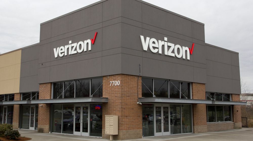 Verizon store | Verizon Extends Offer to Keep Coronavirus-Impacted Customers Connected Until the End of June | Featured