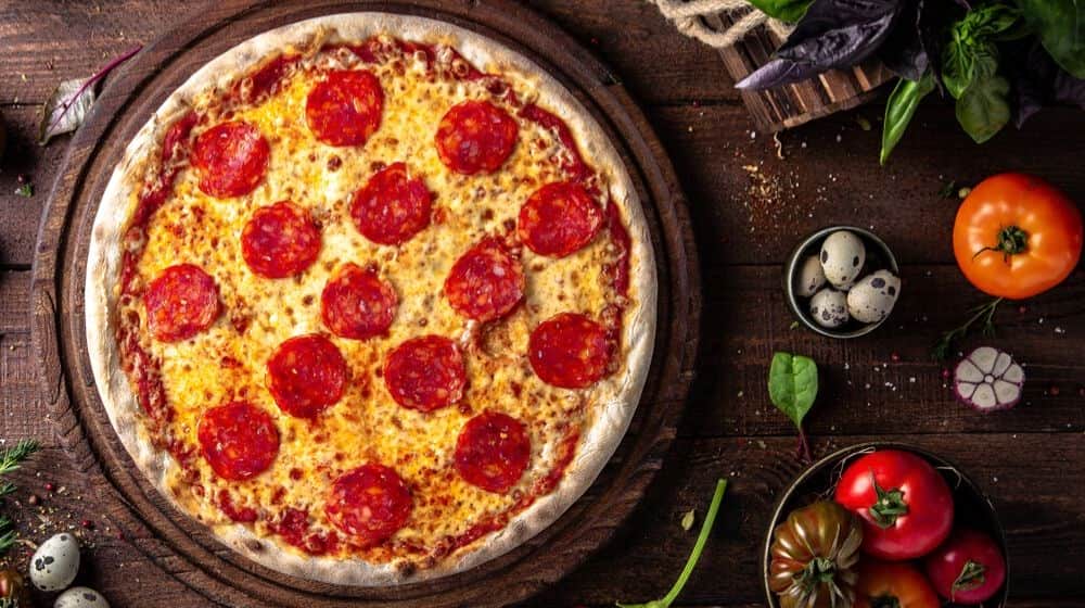 freshly baked italian pizza | New York Pizzeria Donates Pizza to Hospitals Amid Coronavirus Pandemic, Inspires Landlord to Help | Featured