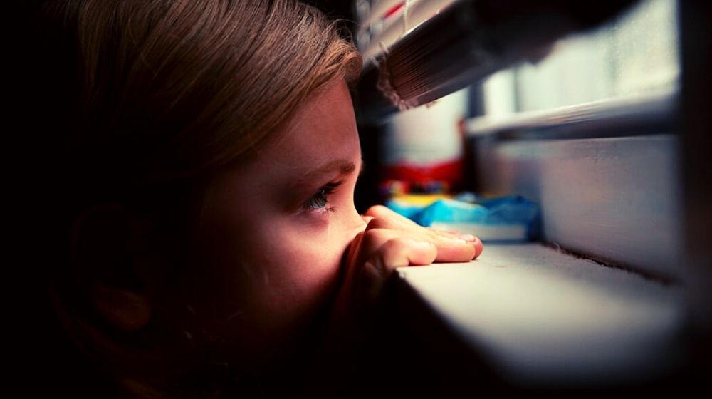 young kid looking outside | Coronavirus: US Enters ‘Hardest, Saddest’ Week | Featured