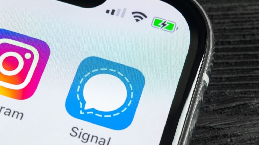 Signal Messenger Application Icon on Apple iPhone X | Protesters Turn to Messaging App Called “Signal” That Has End-to-End Encryption Technology | Featured