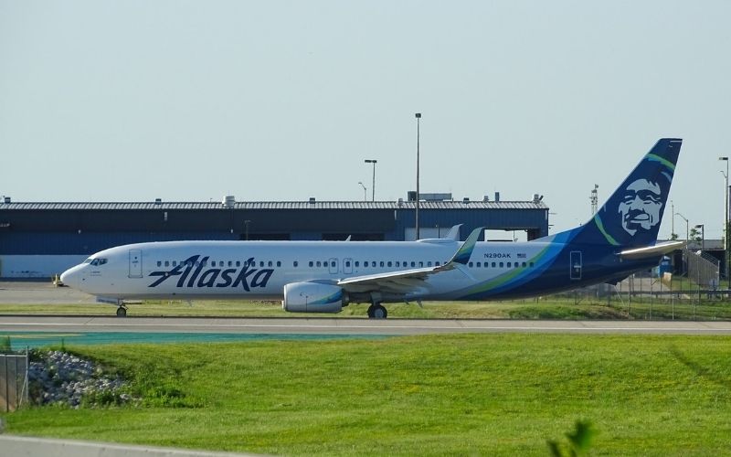 Alaska Airplane | Alaska Airlines Offers Touch-Free Options During Travel