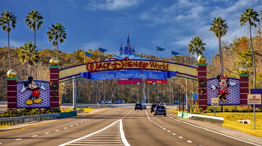 Entrance Arch of Walt Disney Theme Parks | Disney World Announces Hours of Operation on Christmas Week | Featured