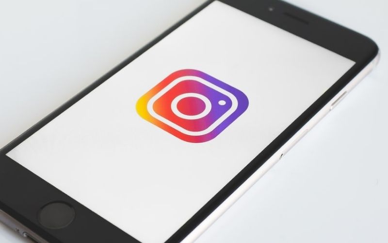 Instagram Logo on iPhone | Cross-Platform Communication Becomes Possible for Facebook Messenger and Instagram