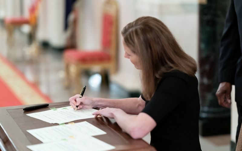 Supreme Court Associate Justice Amy Coney Barrett Signs the Oath Certificate | Amy Coney Barrett Sworn into Supreme Court