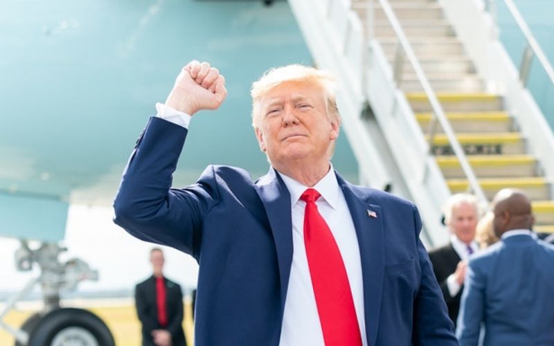 President Donald J. Trump Applauds and Gestures to Supporters | VOTE TRUMP TO MAKE AMERICA GREAT AGAIN, AGAIN
