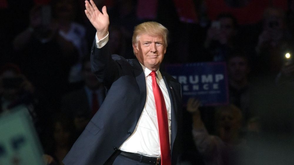 Presdident Donald Trump Waves to the Crowd | Trump Needs All Remaining States to Win | Featured