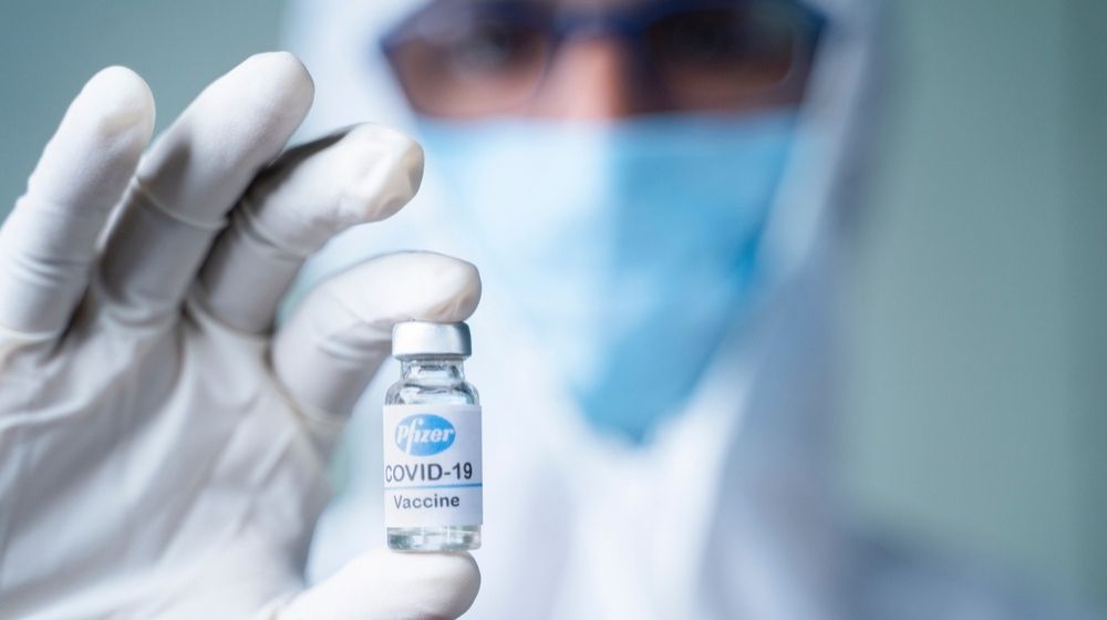 Medical doctor holding a Pfizer COVID-19 vaccine vial-US panel endorses Pfizer Covid-19 vaccine, massive campaign now waits FDA approval-ss-featured
