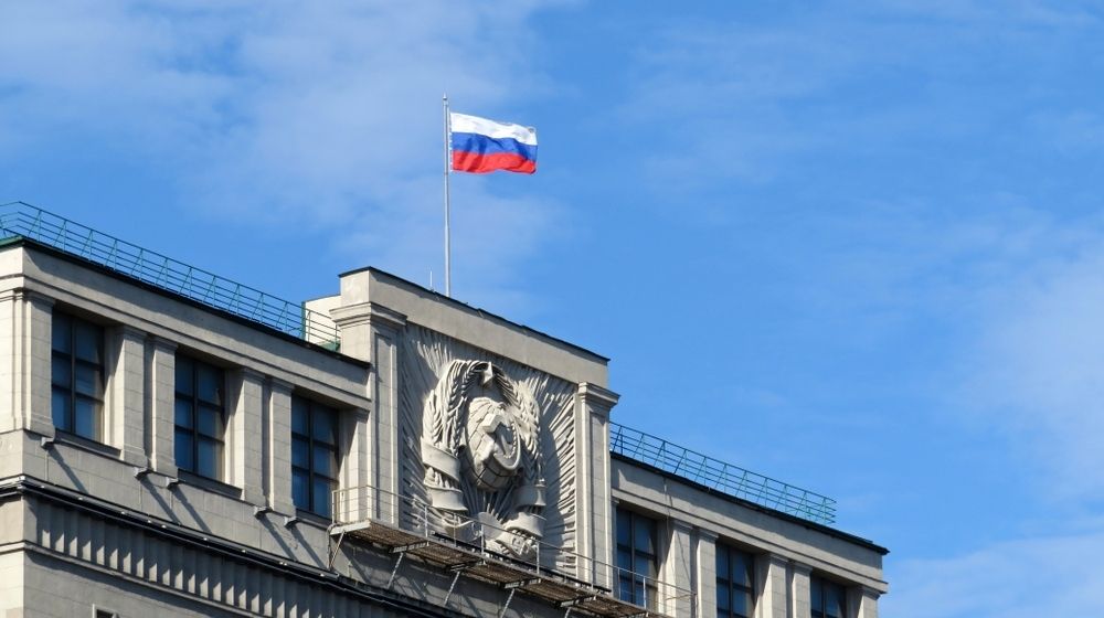 Russian flag on the parliament building in Moscow-US Raises Alarm As Russia Expands Rules On Foreign Agents-ss-featured