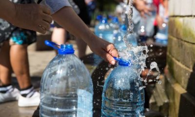 People collecting water into bottles=Jackson, Mississippi Enters 4th Week of Water Crisis-ss-Featured