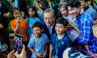 Mr. Moon Jae-in, the President of the Republic of Korea was meeting with tourists at the Blue House | S.Korea president says US wants to resume talks with N.Korea | Featured