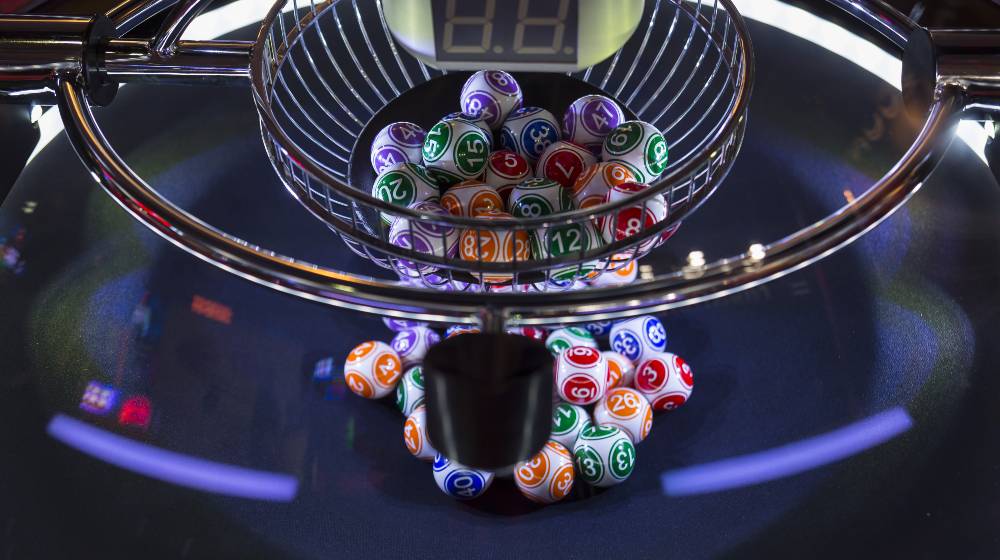 Colourful lottery balls in a lotto machine. Gambling machine and euqipment | Lottery Alternatives | featured