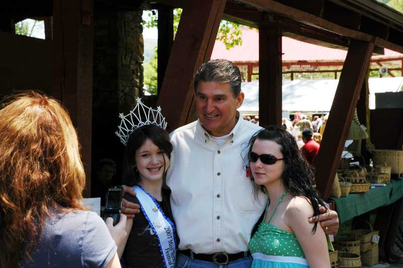 Governor Joe Manchin poses for cell phone photo with a local beauty queen | Joe Manchin