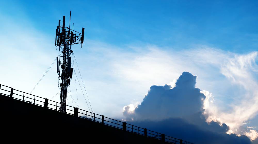 Silhouette of 5G smart mobile cellular network telephone radio network antenna | Airlines Warn of Catastrophic Crisis Once 5G Services Rollout | featured