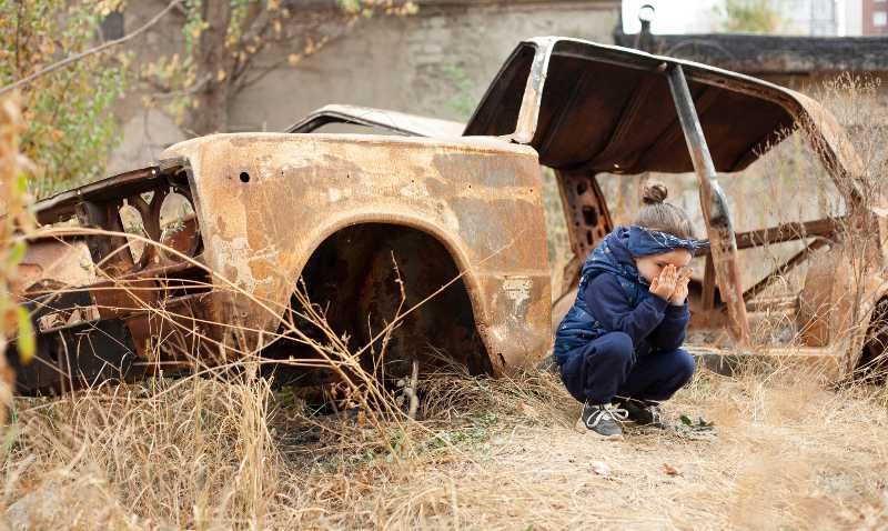 A little girl is crying near the burnt car. War in Donetsk | Ukraine, war crime allegations, oil prices & more