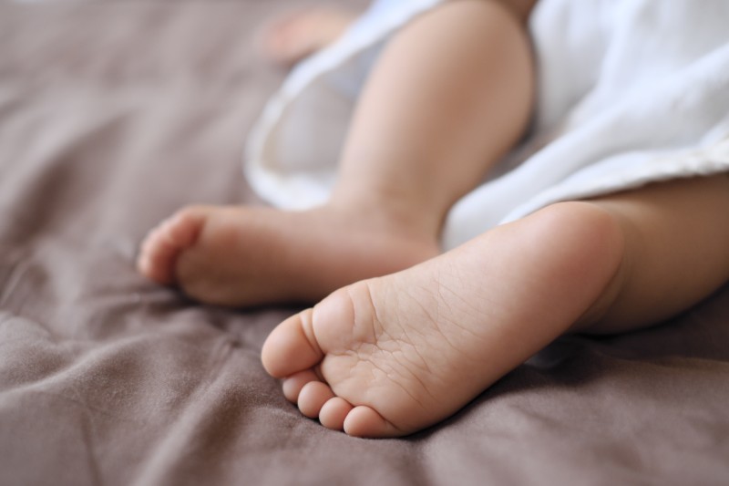 Baby feet taking a nap with brown sheets | Baby Dies Of Cronobacter, Possibly From Contaminated Infant Formula