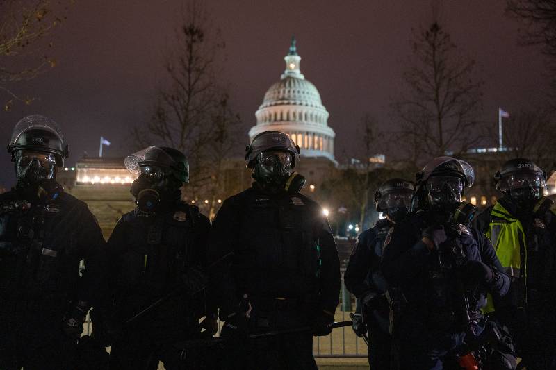 Capitol Police stand in front of the U.S. Capitol building | Carter’s Decision Won’t Mean Prosecution For Trump, Eastman 