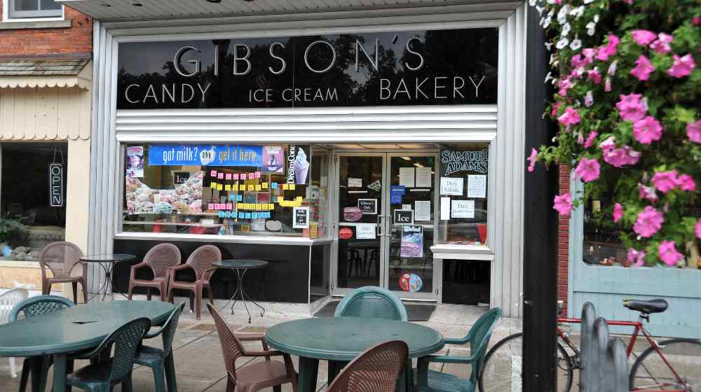 Gibson's Bakery on College Street in downtown Oberlin | Oberlin College To Pay $31M For Accusing Bakery of Racism | featured