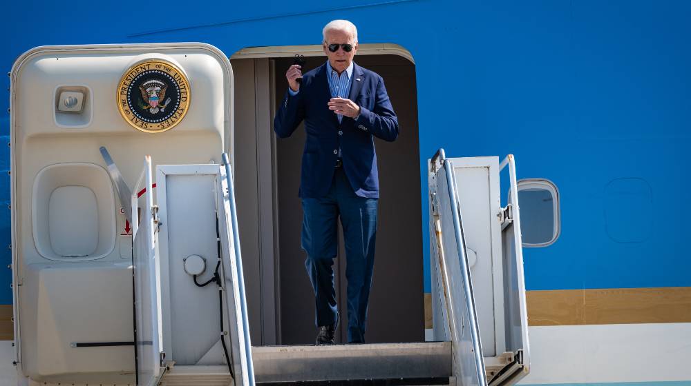 President Joe Biden exits Air Force 1 and removes his mask before descending | Inside Politics Blasts Biden’s ‘Lack of Leadership’ | featured