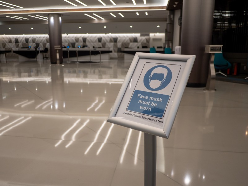 Sign in an empty hotel lobby requiring everyone who enters to wear a face mask during coronavirus lockdown | Zelensky’s Address, U.S. Travel Mask Mandate, DJ Kay Slay & More