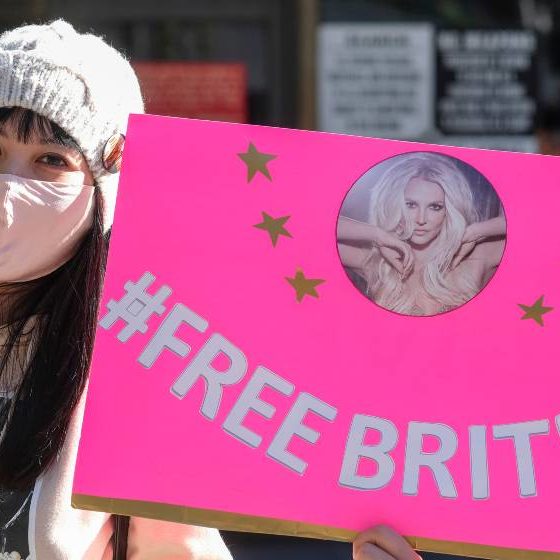 Supporters of Britney Spears take part in protest “#FreeBritney” | Britney Slams Mom Lynne Spears, Won’t Pay Her $660K Legal Fees | featured