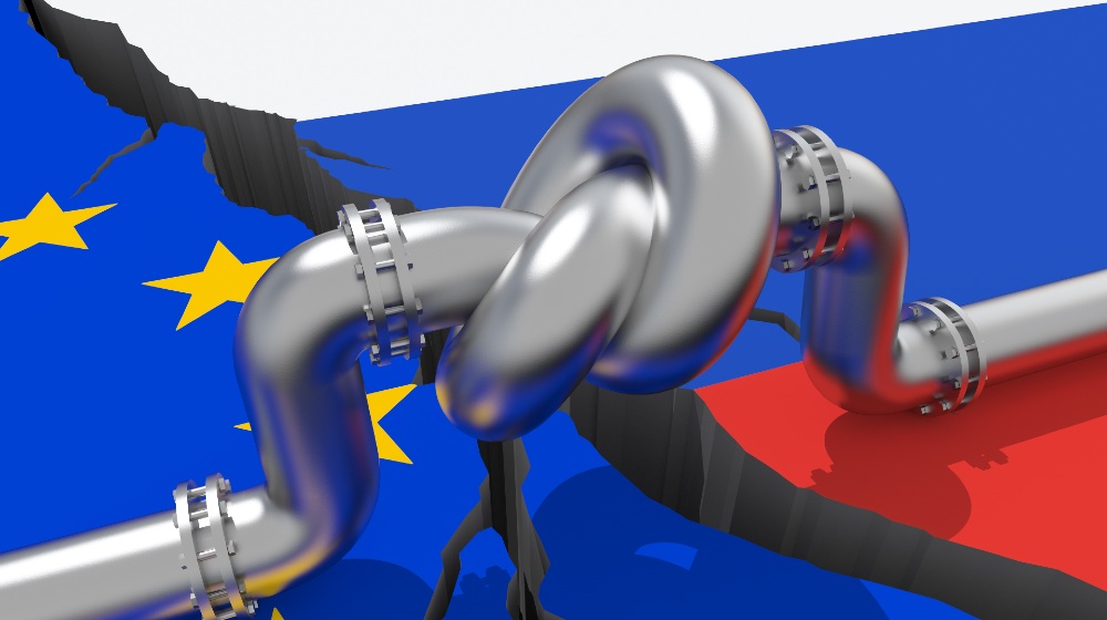 Fuel-gas-pipeline-with-a-knot-on-background-of-European-Union-and-Russian-flags-Russian-Oil-Ban-SS-Featured