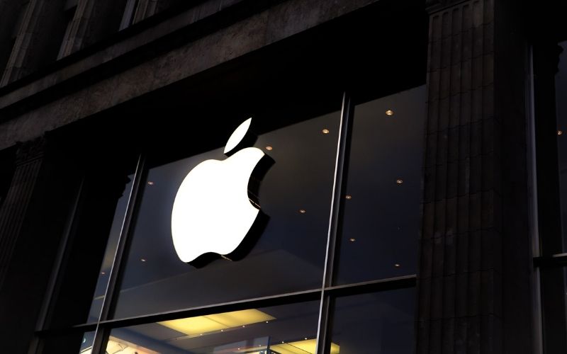 Apple Store Hamburg, Deutschland | Apple Rolls Out Gender-Neutral Santa Claus Emoji with iOS 14.2