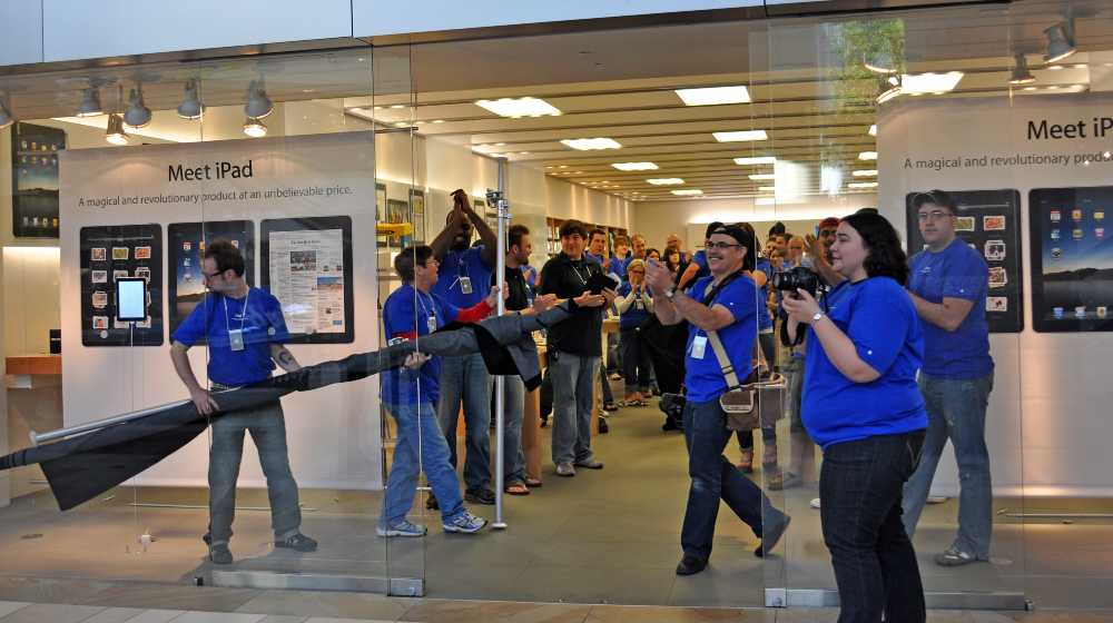 Apple employees greet customers on Ipad launch | Apple Delays Return to the Office, Gives Workers $1,000 Each | featured