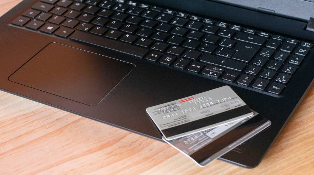Black Keyboard and two Payment Cards | The Rise of Online Payment Gateways | featured