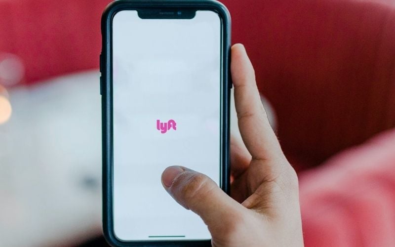 Lyft Logo on Smartphone Screen | Starbucks Offers U.S. Employees One-Way “Lyft” Ride to Polls