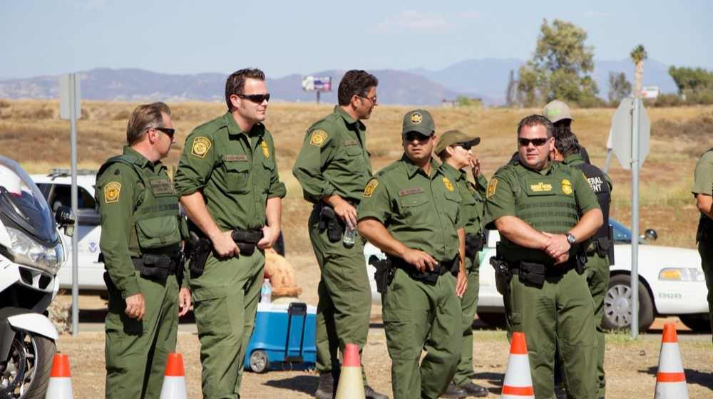 Border Sheriffs Blast Biden Administration on the Sneaky Transport of Illegal Immigrants-ss-Featured