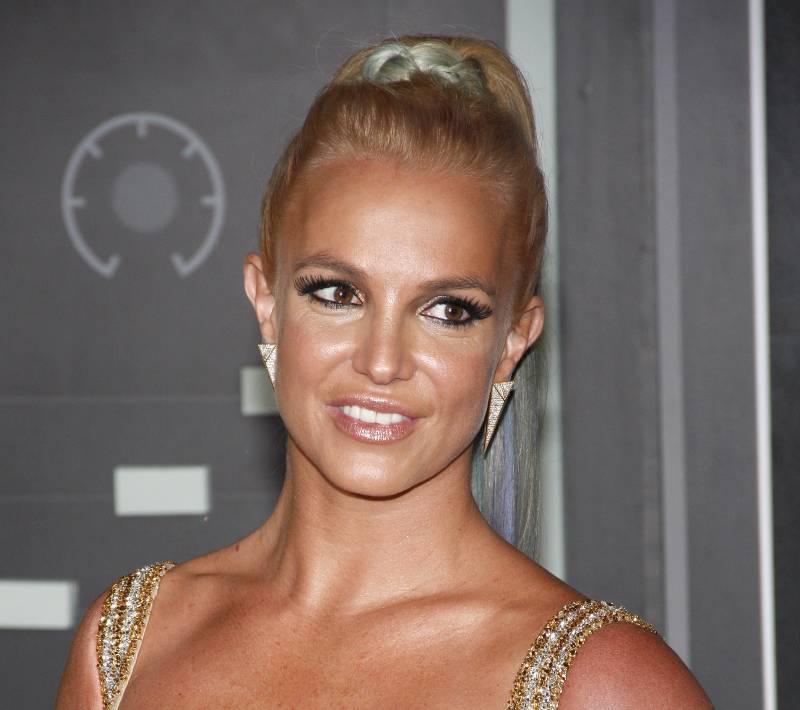Britney Spears at the 2015 MTV Video Music Awards | Britney Spears Announces Pregnancy, COVID Travel Guidance, Ukraine & More