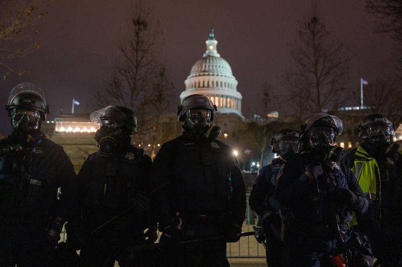 Capitol Police stand in front of the U.S. Capitol building | Carter’s Decision Won’t Mean Prosecution For Trump, Eastman 