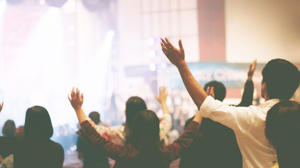 Christian Worship with Raised Hand | Christians in California Hold Worship Services, Defy COVID-19 Lockdown Guidelines | Featured