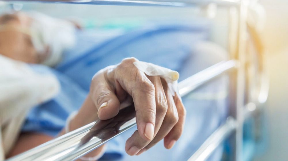 hand of a sick patient | 4 New Jersey Family Members Die After Contracting Coronavirus at a Recent Family Gathering | Featured