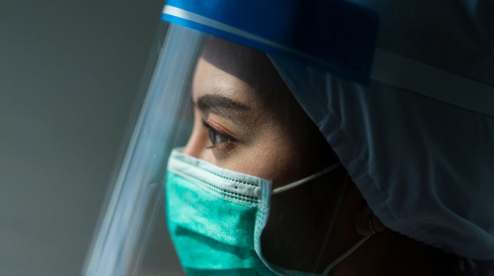Female doctor wearing face shield and PPE | Apple Plans to Ship Over 1 Million Face Shields by End of This Week | Featured