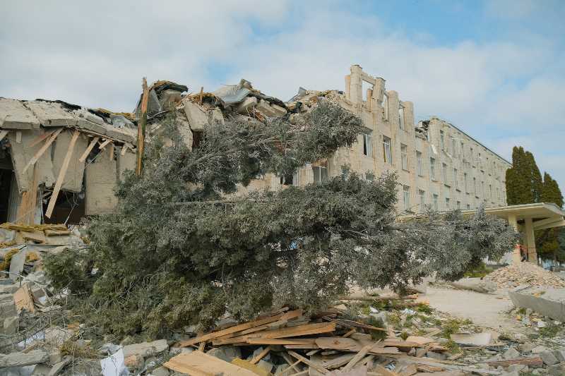 Consequences of the bomb dropped on the school. Russian military attacks from the air | Missiles Strike Lviv, Biden-XI Call, 007 Joins Amazon & More