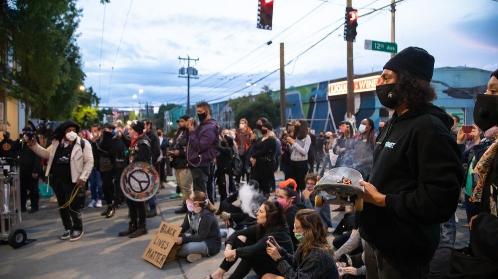 Crowd of Demonstrators Gather at Night in The Capitol Hill Occupied Protest | No Arrests in Shooting in Seattle Protest Zone that Killed 1 | Featured