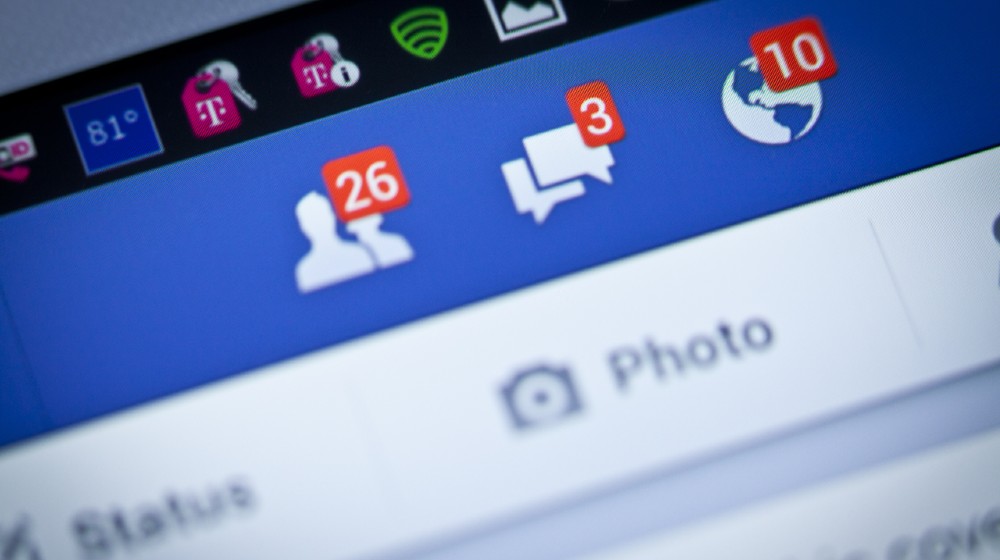Facebook notifications of friend request ,message and notification on a smart phone-48 States Sue Facebook-ss-featured