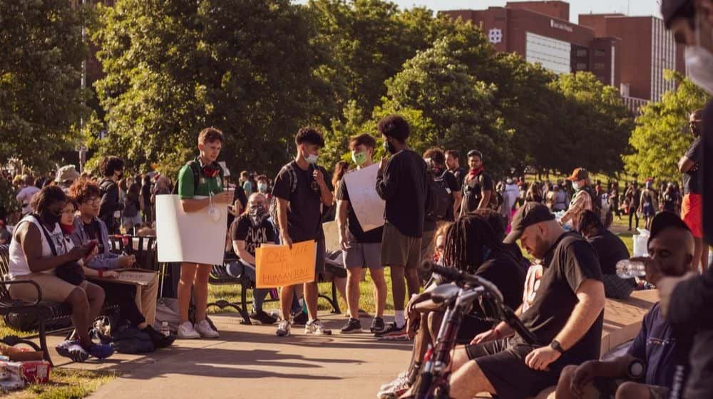 George Floyd Memorial Protests | Missouri Couple Under Criticism for Bringing Out Their Guns, Claims to Be "in Fear for Our Lives" | Featured