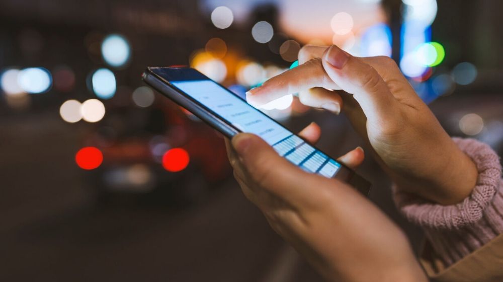 Girl holding her smartphone | ‘If I do get Coronavirus I’m attending every MAGA rally I can’; Councilwoman Quotes ‘solidarity’ to Tweet | Featured