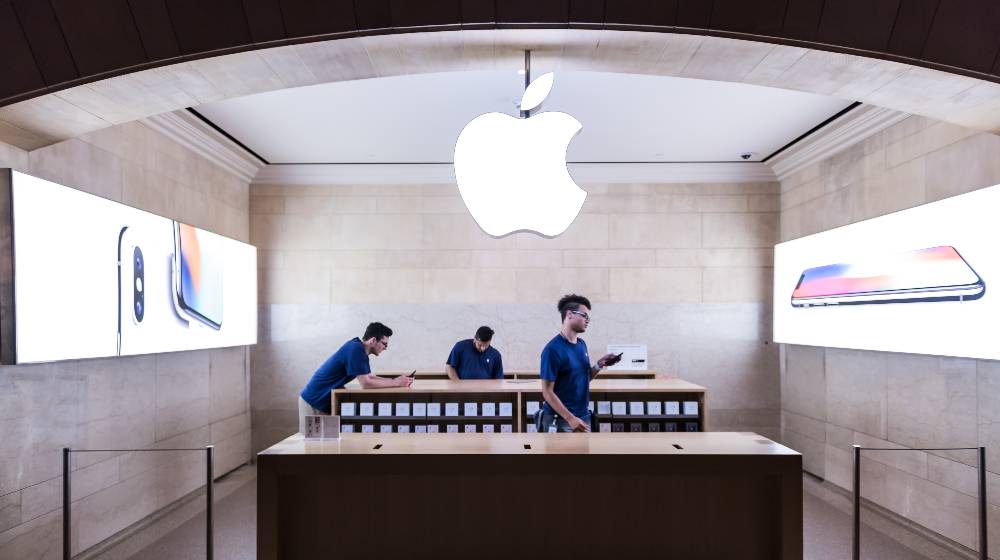 Grand Central Station Apple Mac store iPhone phone service in NYC main hall | Grand Central Terminal Apple Store Workers Moving To Unionize | featured