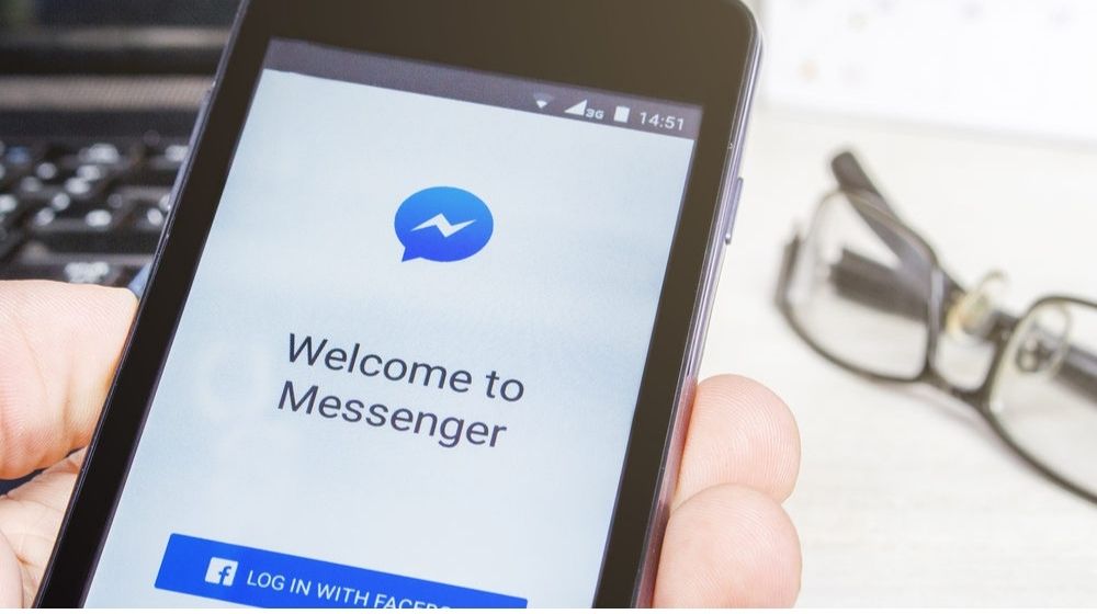 Hands on Smartphone Display Facebook Messenger App | Cross-Platform Communication Becomes Possible for Facebook Messenger and Instagram | Featured