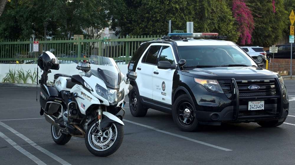 Heroic LAPD Officers Save Pilot from Plane Before Deadly Train Crash on Video-ss-Featured
