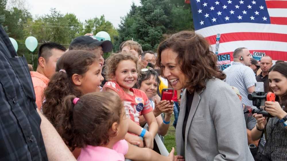 Kamala heads to L.A. after being around Infected Staffer-ss-Featured