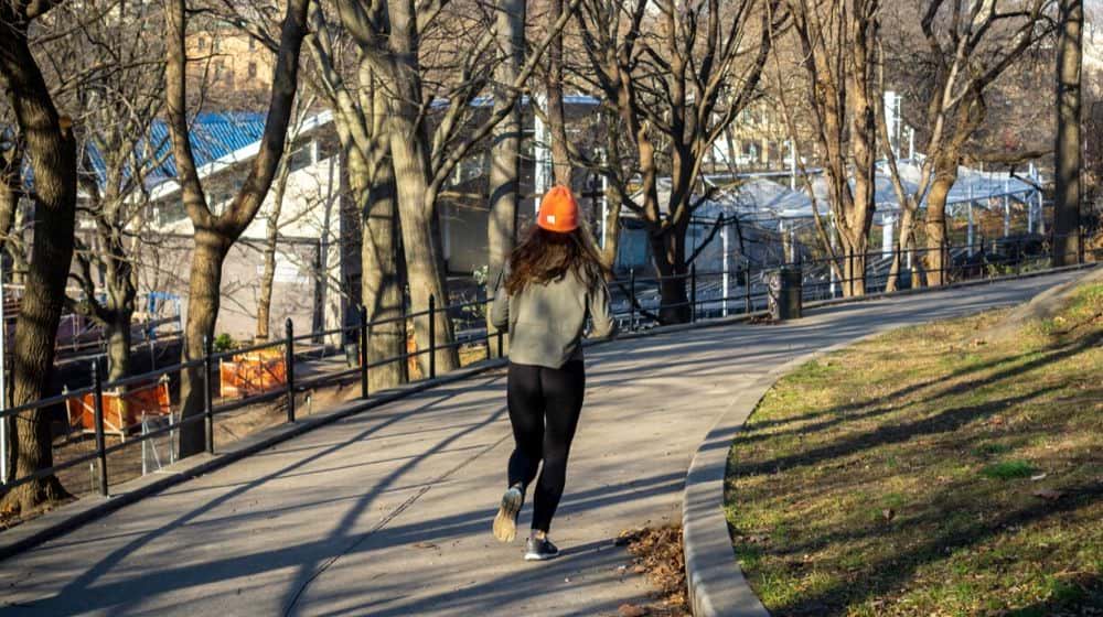 lady jogger in the morning | Vegan Runner Requests Neighbors to Close Their Windows When Cooking Meat; Receives Backlash on Twitter | Featured