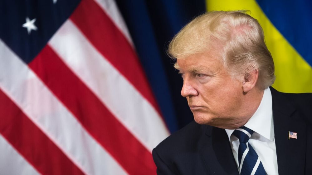 President Donald Trump beside the U.S. flag | Trump Pledges to Support Businesses and Wage-Earners Affected by Coronavirus | Featured