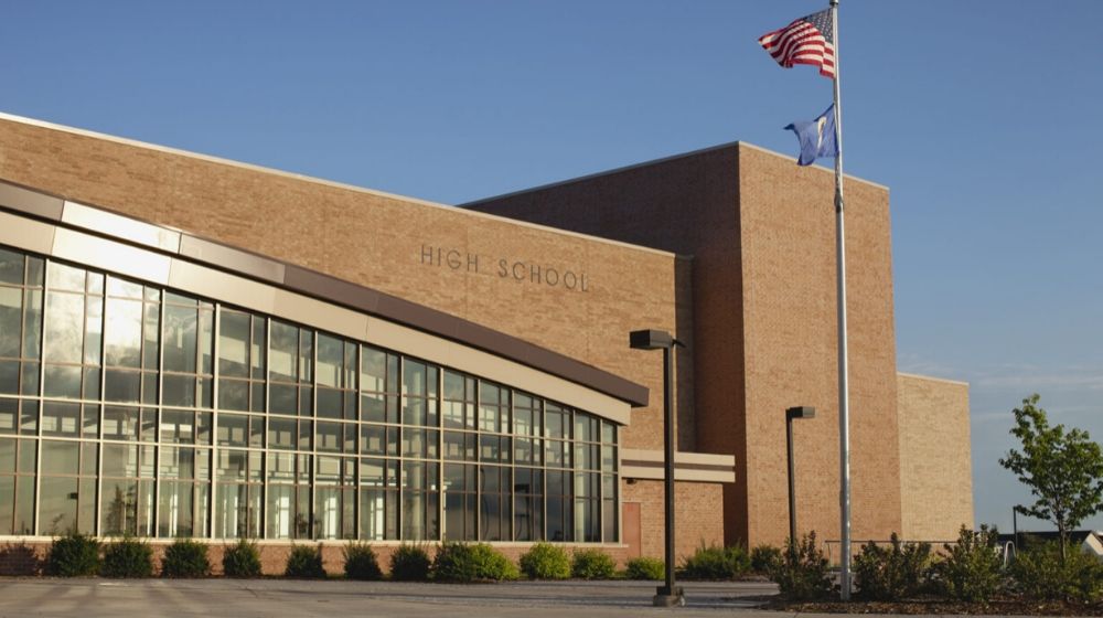 High School building | Arkansas Police Officer Prays for Students Everyday | Featured
